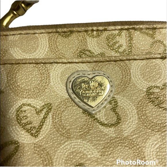 💛 COACH Waverly Hearts Wristlet - Picture 2 of 4